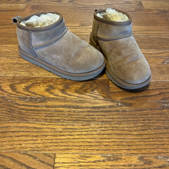 Mini Uggs Chestnut little Girls size 13 - Picture 1 of 5